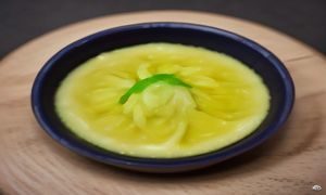 采蘑菇社区二次元圈：动漫角色手办整齐陈列，彩色灯光营造出温馨的二次元爱好者房间氛围